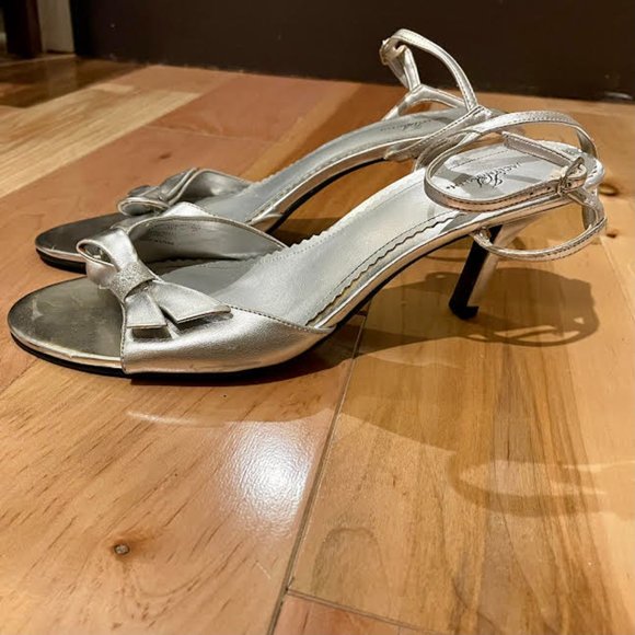 Jaclyn Smith Shoes - Jaclyn Smith Silver Bow Open Toe Pumps: Size 10
